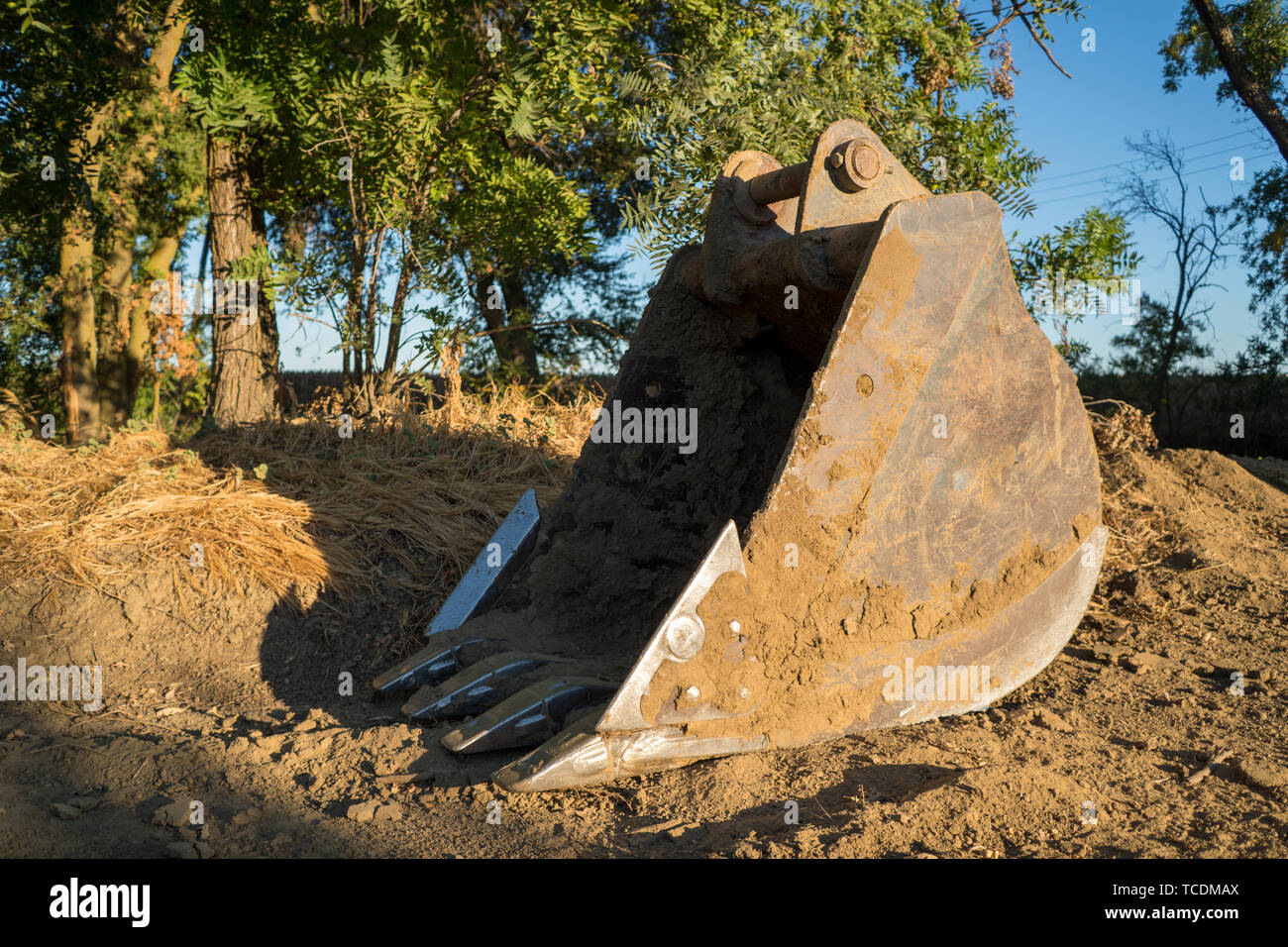 Un grande escavatore benna di scavo Foto Stock