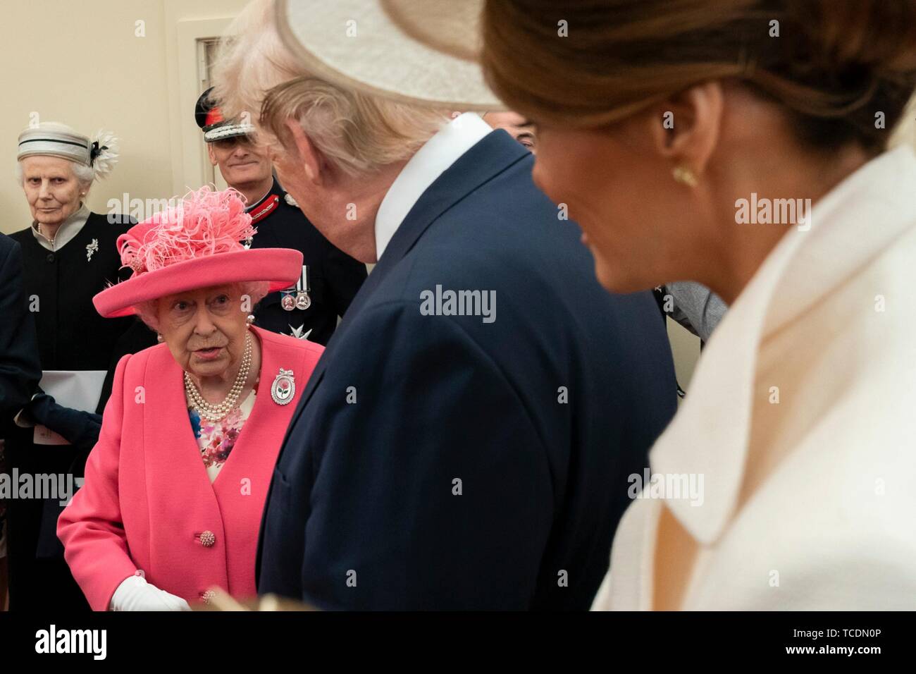 U.S presidente Donald Trump e la First Lady Melania Trump chat con la regina Elisabetta II durante un evento che segna il settantacinquesimo anniversario del D-Day Giugno 5, 2019 in Portsmouth, Inghilterra. Foto Stock