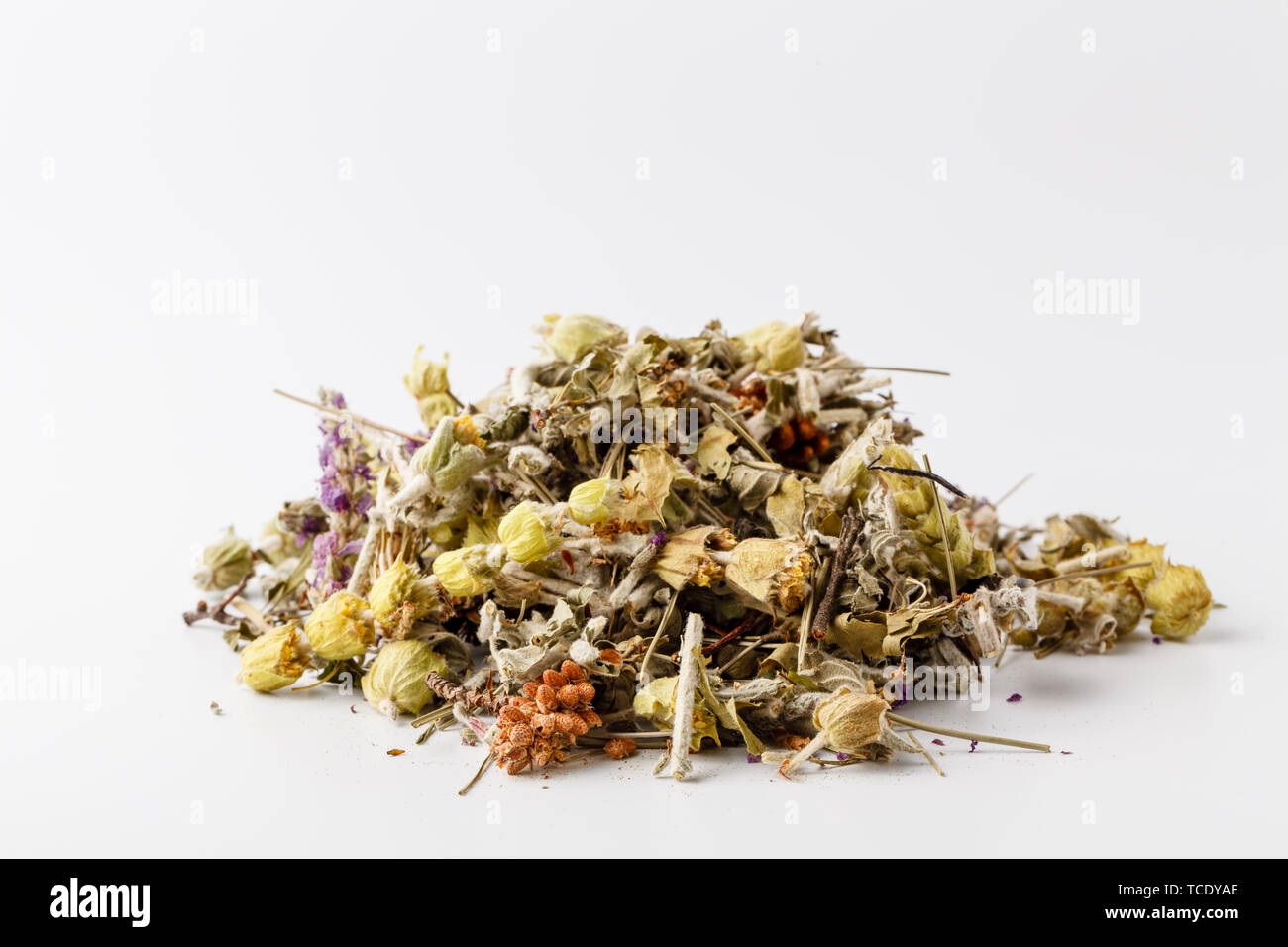 Corroboranti tè verde pezzi di ananas, rosa canina, fette di mela, ciliegia, fragola, calendula e petali di rose Foto Stock