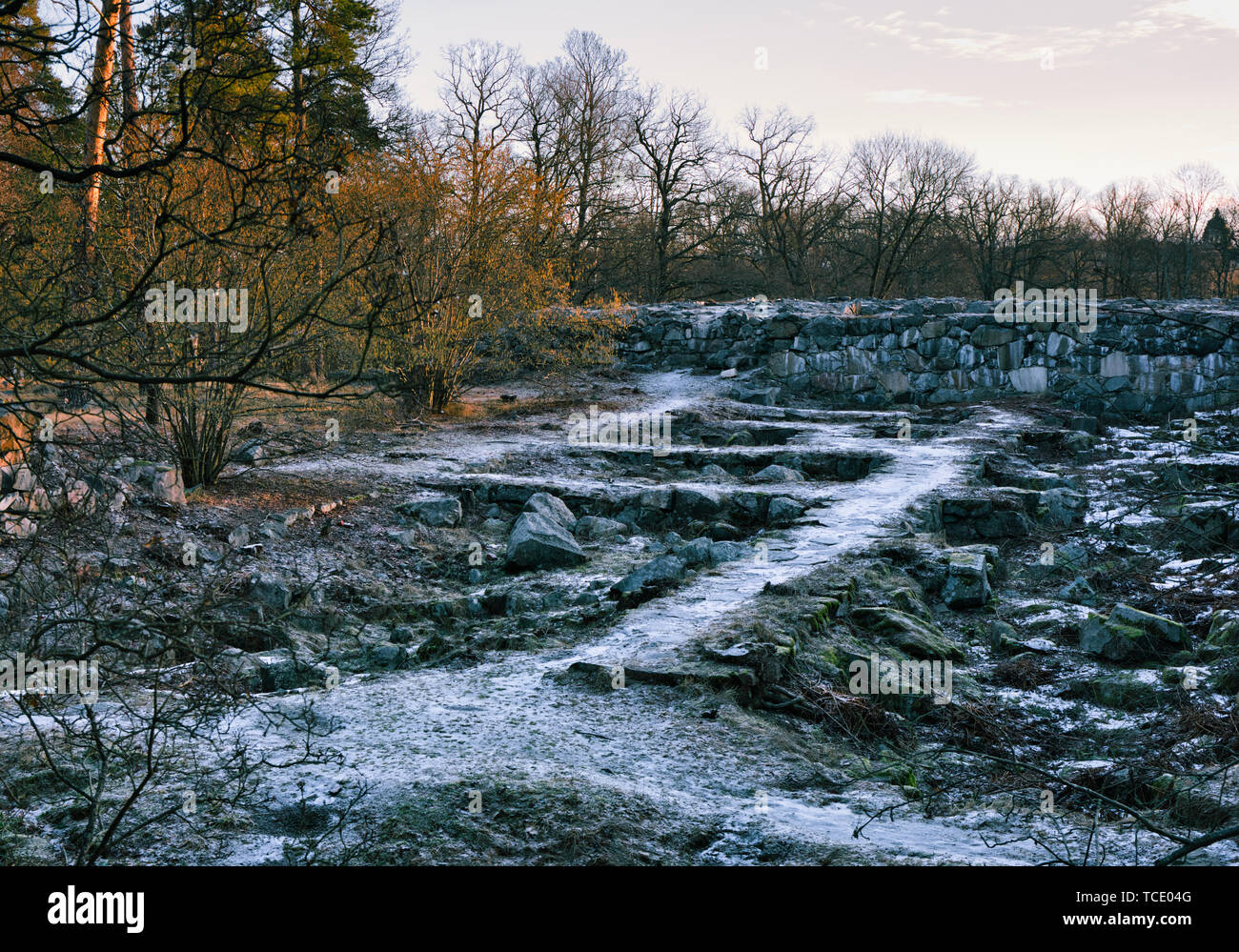 Le fondazioni di un palazzo in costruzione per il re Gustav III, costruzione arrestata quando fu assassinato nel 1792, Haga Park, Solna Stoccolma, Svezia Foto Stock