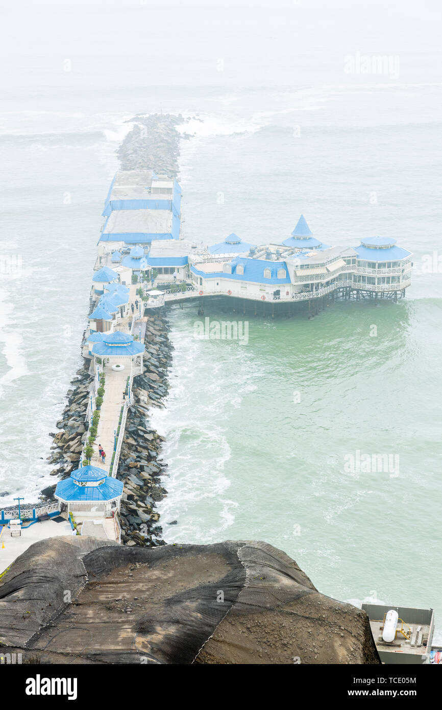 Tipicamente nebbioso giorno, in Miraflores, affacciato su un molo con il ristorante La Rosa Nautica sulla costa, Lima, soprannominato El Gris, il grigio, Perù, Foto Stock