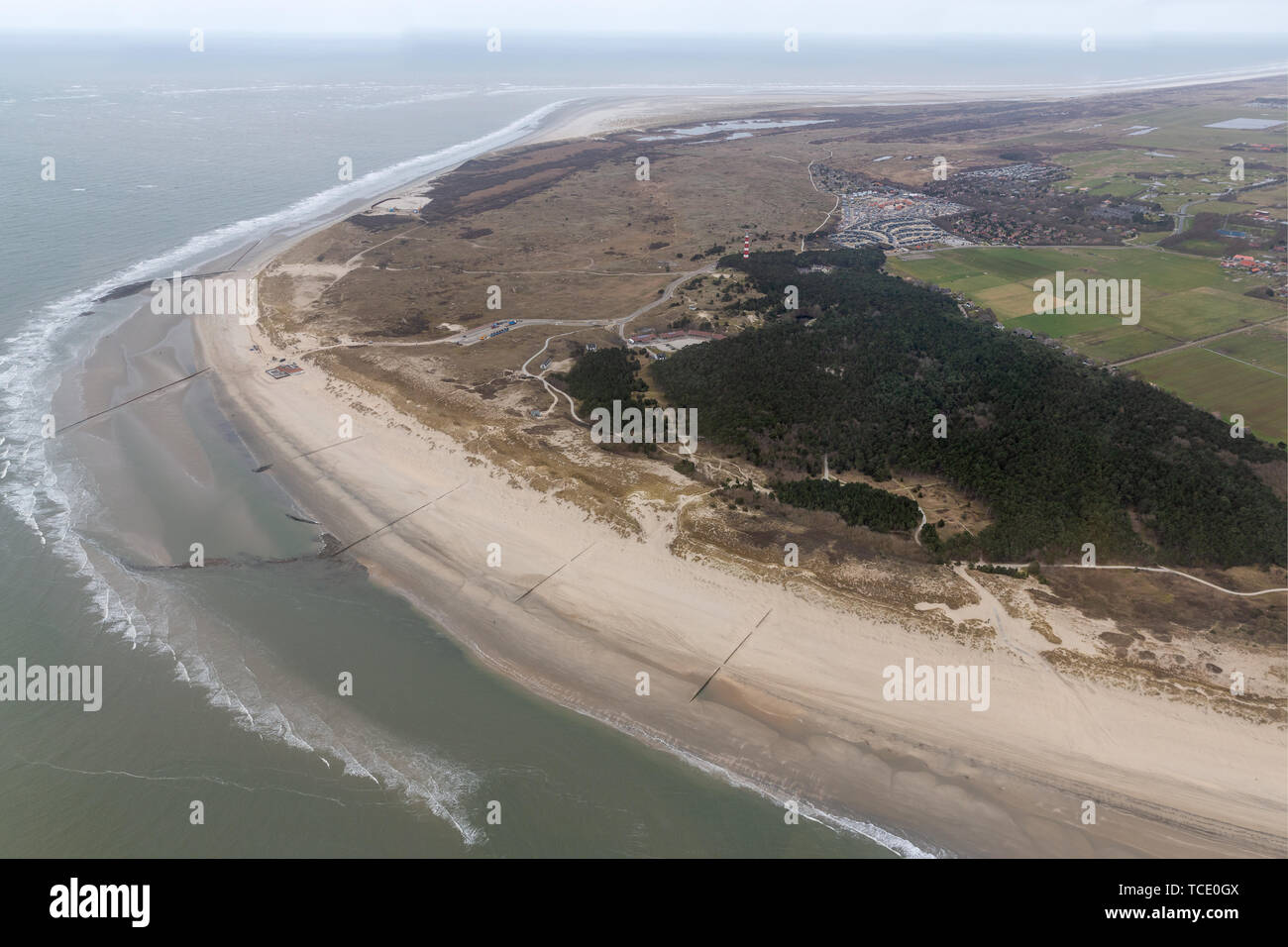 Vista aerea olandese isola Ameland con la spiaggia e il faro Foto Stock