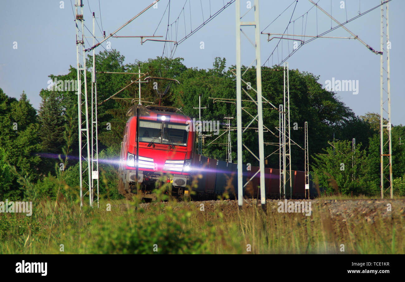 Fast treno elettrico sulle vie. Il trasporto merci trasporto ferroviario in Europa. Foto Stock