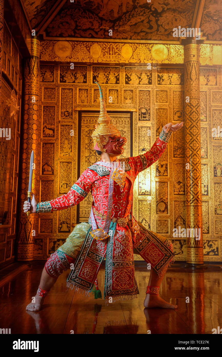 Uomo di eseguire una danza Khon, Thailandia Foto Stock