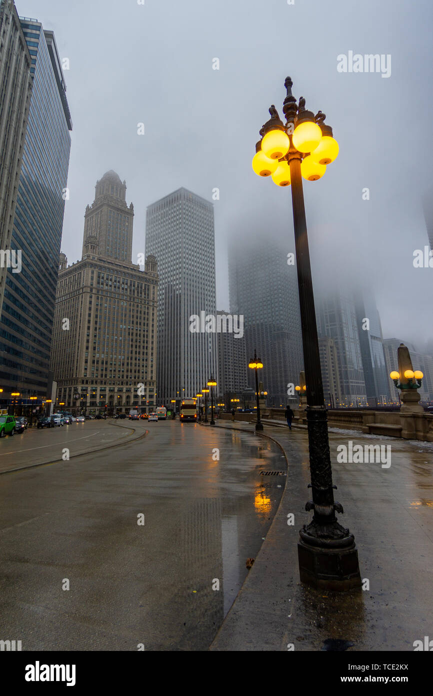 Lampione su una serata di nebbia sulle strade di Chicago, Illinois, Stati Uniti Foto Stock