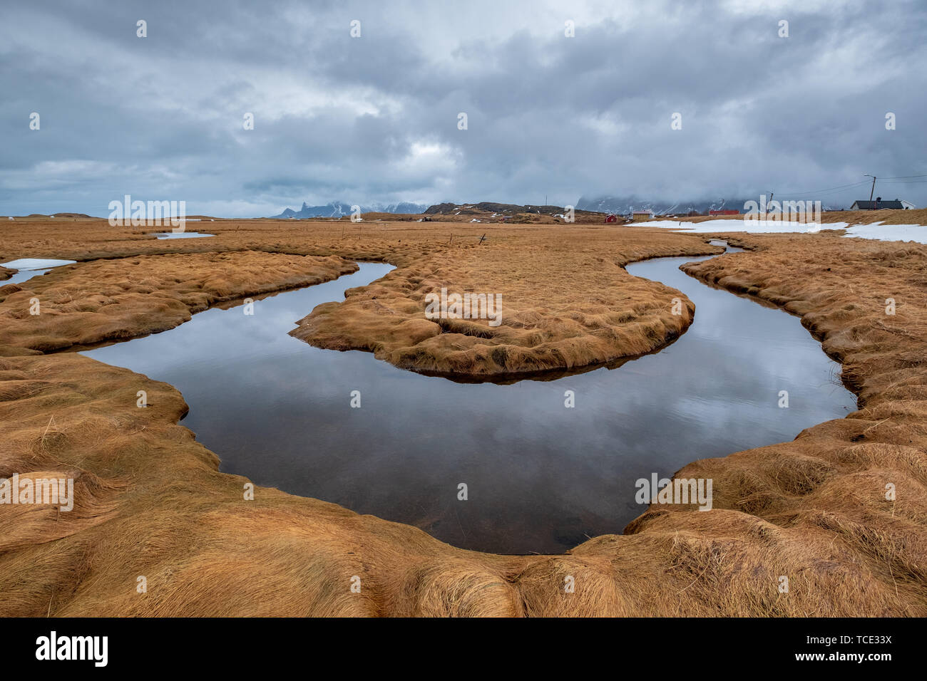 Fredvang villaggio ai piedi della montagna, Moskenesoya, Flakstad, Lofoten, Nordland, Norvegia Foto Stock