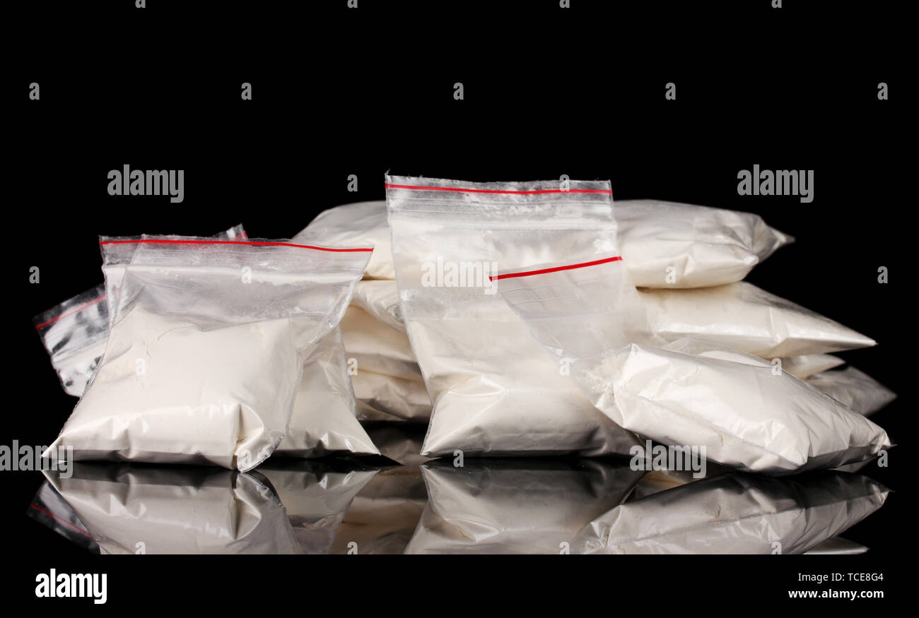 La cocaina in pacchetti su sfondo nero Foto Stock