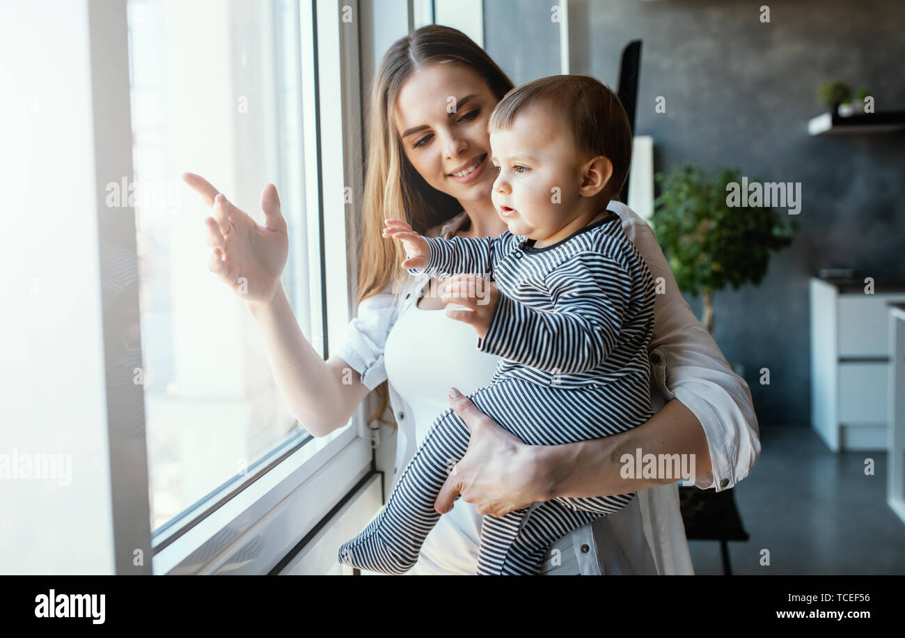 Bambino sorridente e felice con MOM Foto Stock