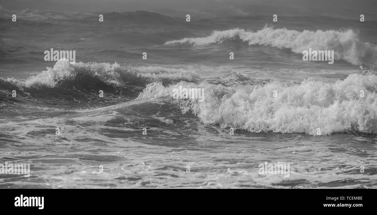 Rompere le onde del mare Foto Stock
