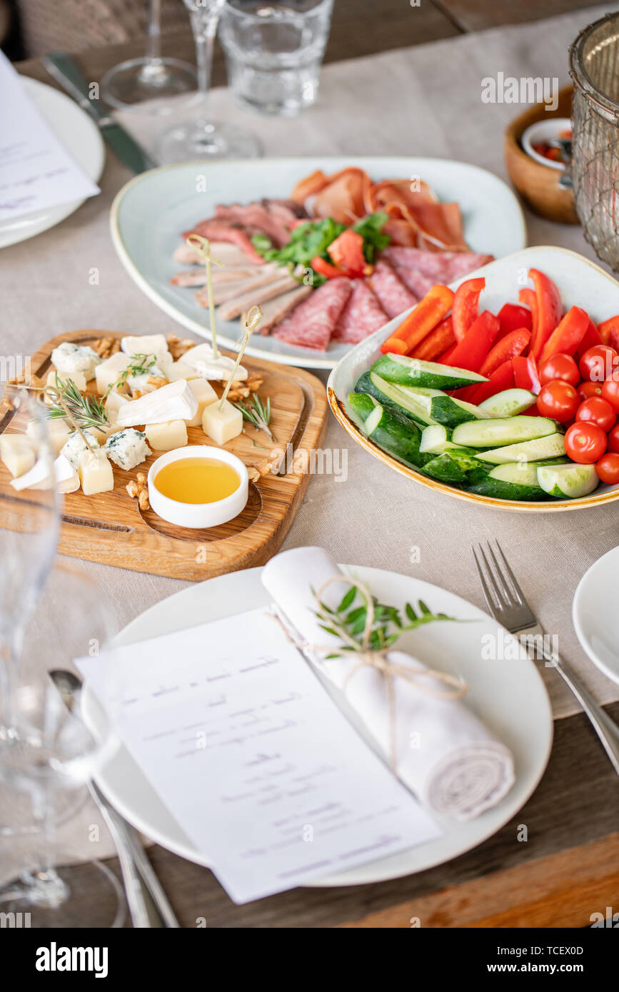 Cena Di Gala Serve Table Per Compleanno O Matrimonio Diversi I Pasti Per Gli Ospiti Sul Banchetto Deliziosi Piatti Sul Tavolo Del Ristorante Foto Stock Alamy