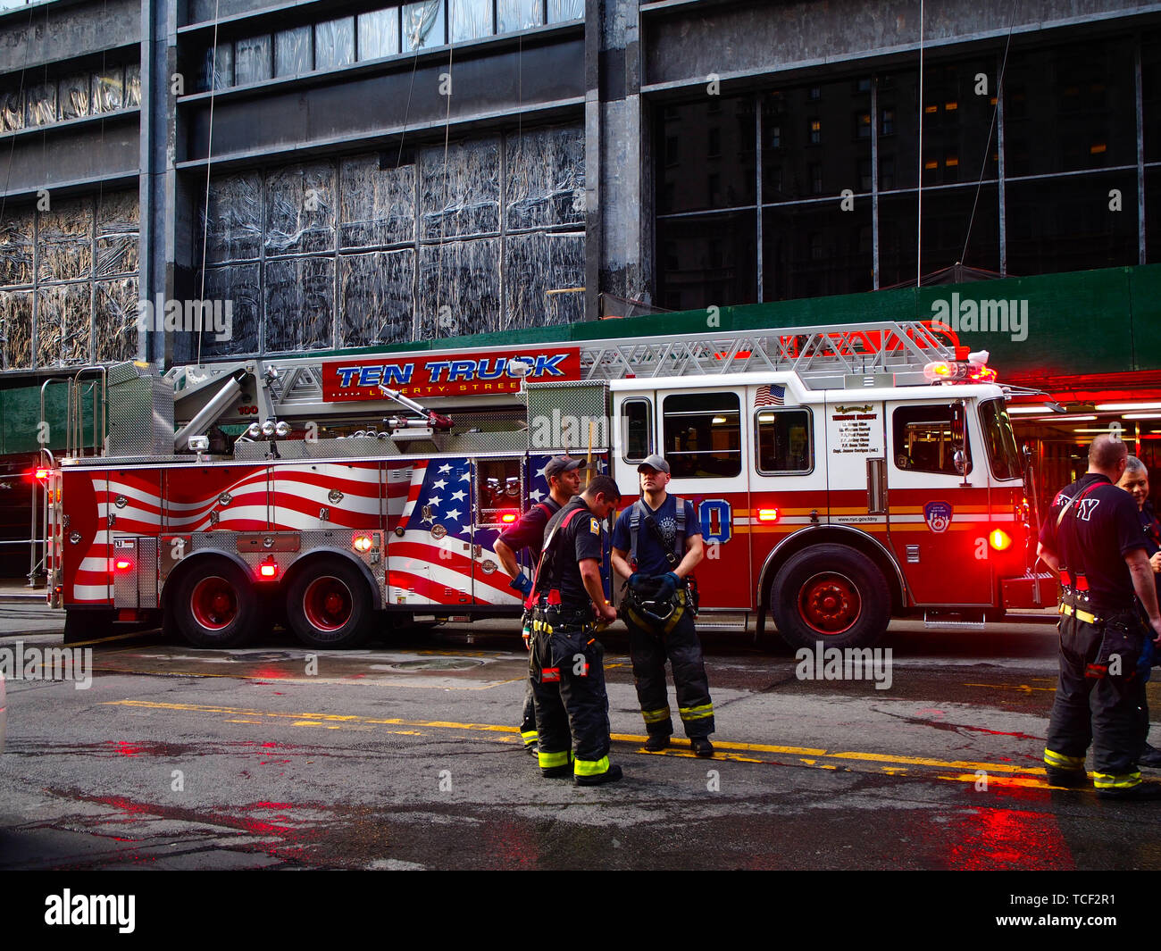 New York - Stati Uniti, 25 maggio 2015 - New York i vigili del fuoco di funzionare durante una situazione di emergenza a Manhattan Foto Stock