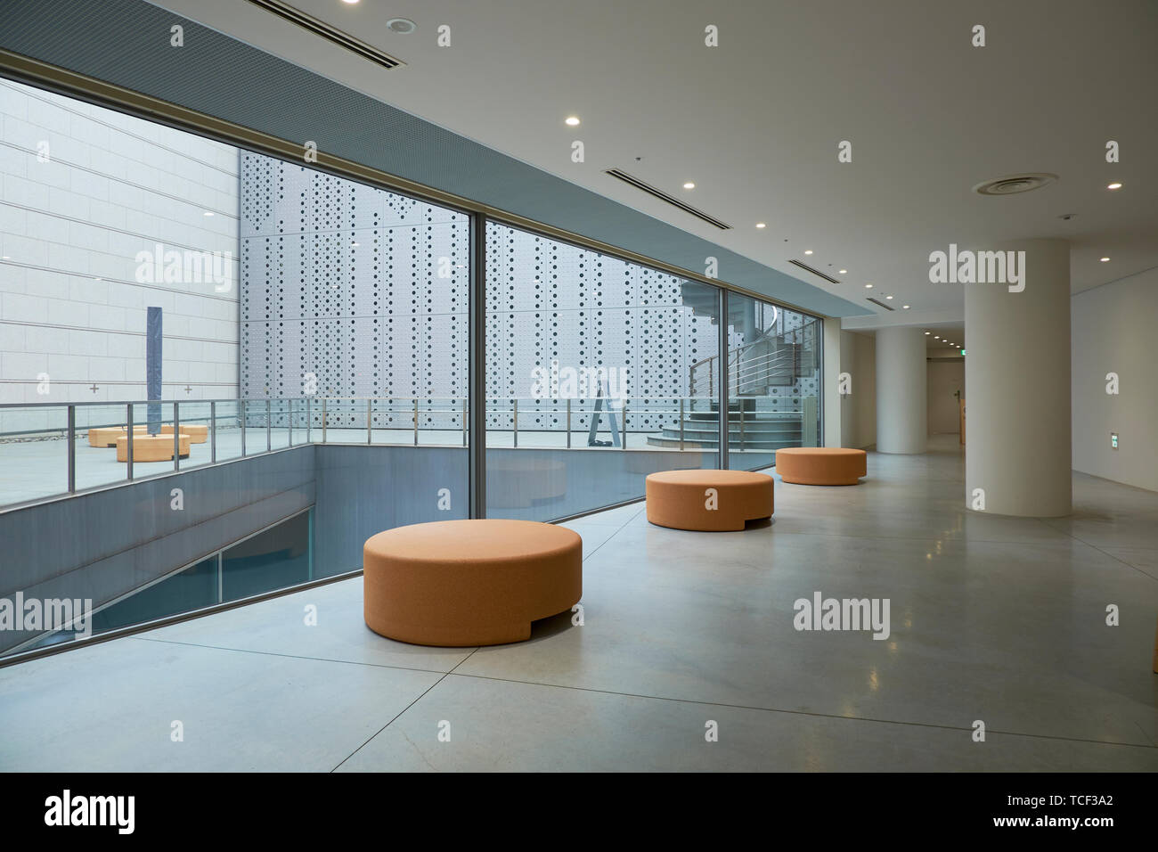 Uno sguardo a un patio e una zona salotto del recentemente rinnovato Museo Contemporaneo di arte a Tokyo in Giappone. Foto Stock