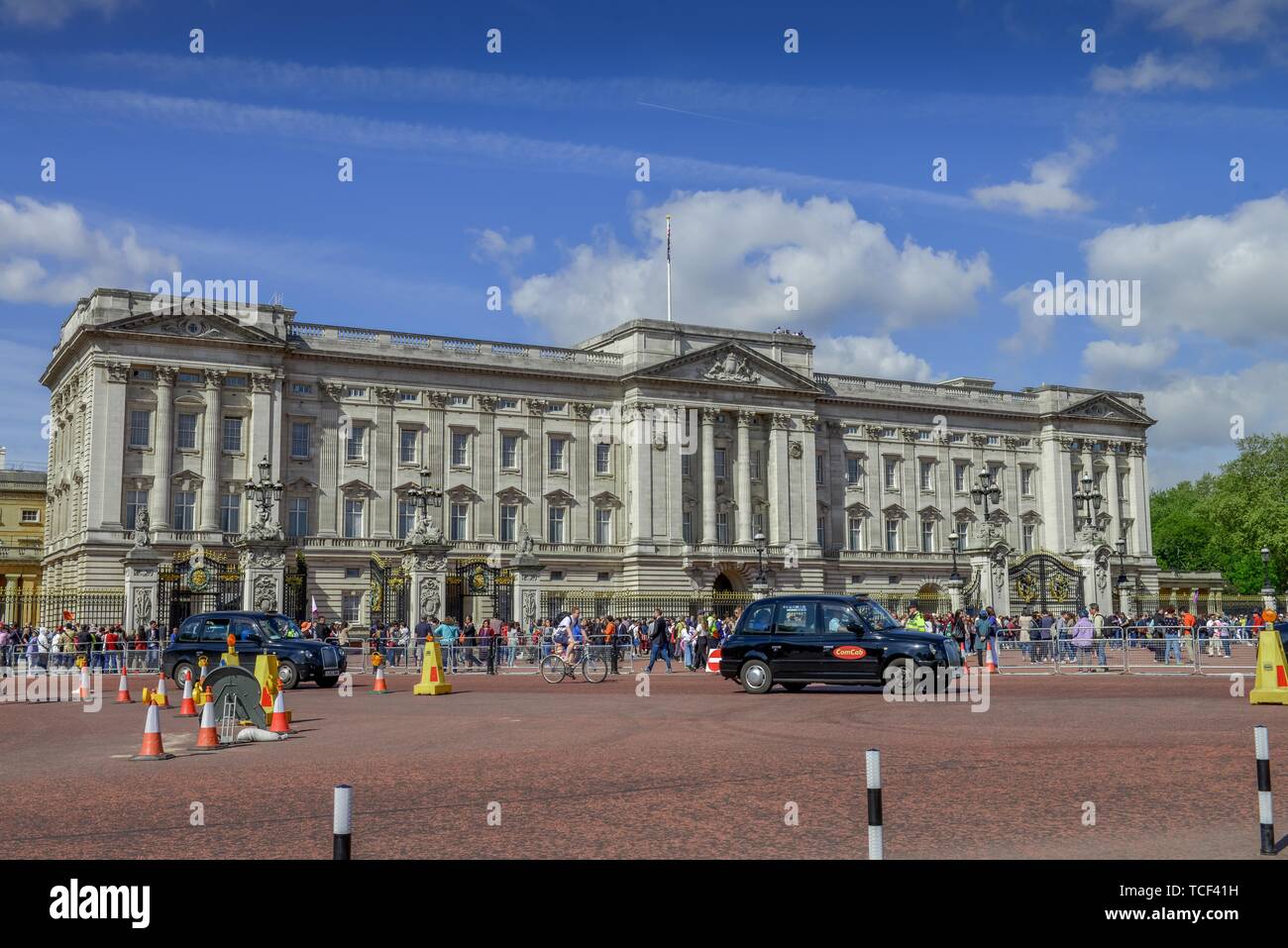 I turisti di fronte a Buckingham Palace a Londra, Inghilterra, Gran Bretagna Foto Stock