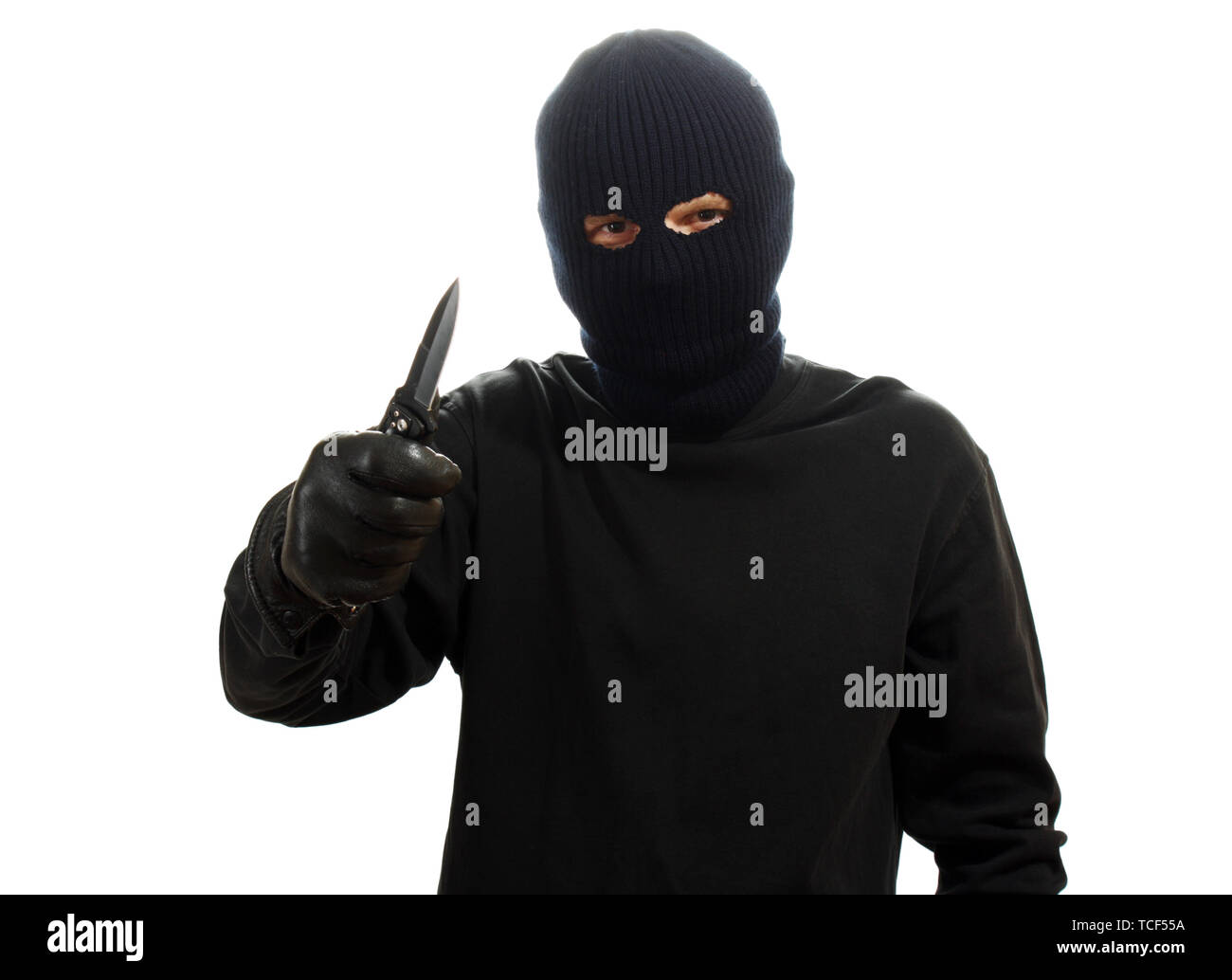 Bandit in maschera nera con coltello isolato su bianco Foto Stock