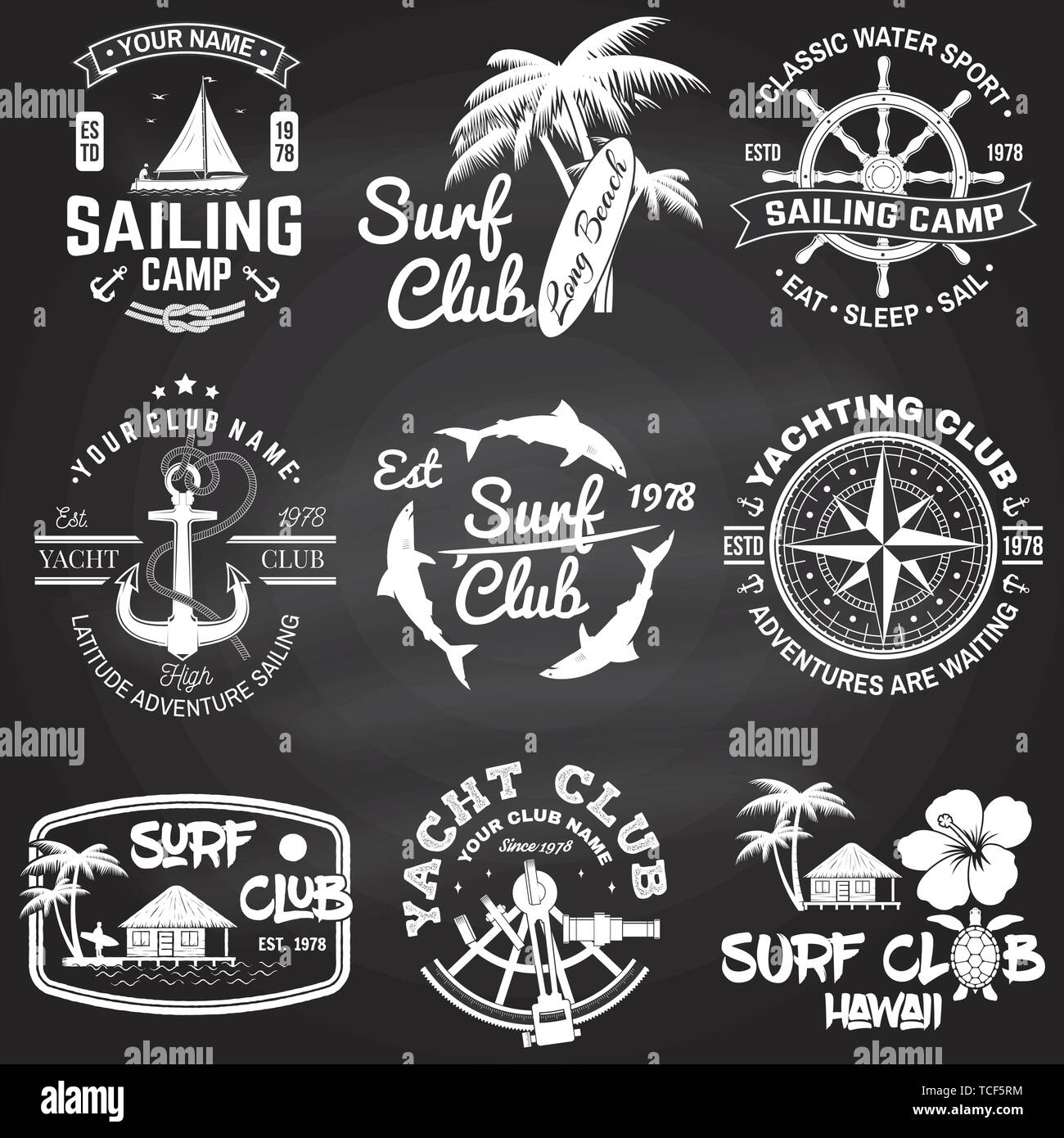 Set di sailing camp, yacht club e surf club badge. Vettore sulla lavagna. Concetto di t-shirt, stampare il timbro o il raccordo a t. Vintage design tipografia con tavola da surf e barca a vela silhouette. Illustrazione Vettoriale