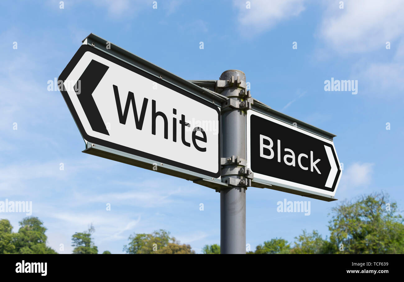 Bianco & Nero concetto segno rivolte in direzioni opposte, per illustrare la segregazione razziale o di discriminazione. Razzista. Il razzismo..i pregiudizi. I pregiudizi. Foto Stock