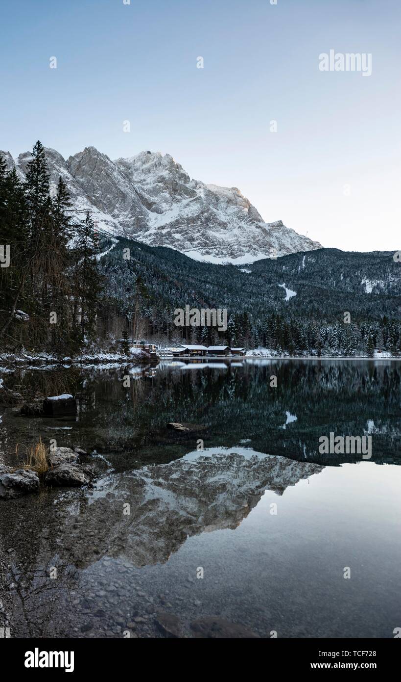 Coperte di neve Zugspitze si riflette nel lago Eibsee in inverno, gamma di Wetterstein, Grainau, Alta Baviera, Baviera, Germania, Europa Foto Stock