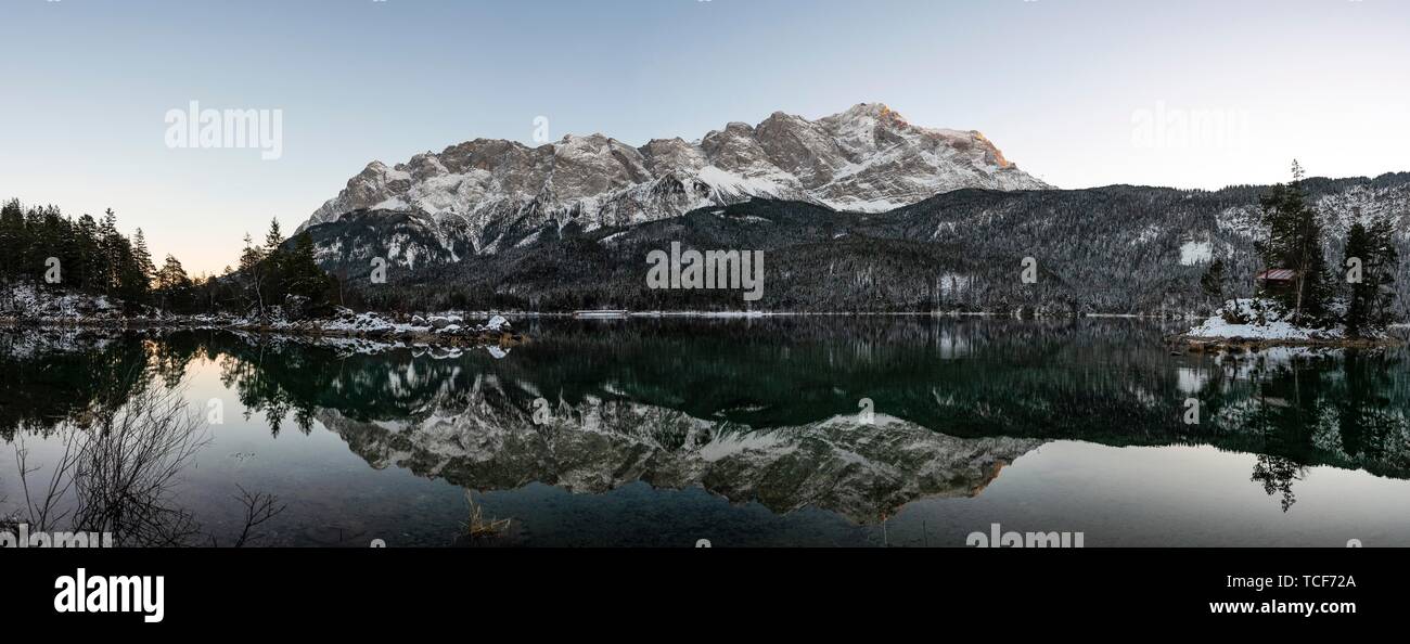 Lago Eibsee in inverno con coperte di neve Zugspitze, acqua di riflessione, gamma di Wetterstein, Grainau, Alta Baviera, Baviera, Germania, Europa Foto Stock