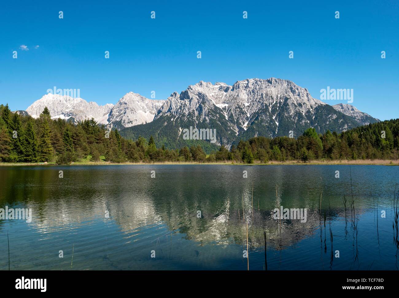 Western Karwendelspitze riflessa nel lago Luttensee, montagne Karwendel, Mittenwald, Alta Baviera, Baviera, Germania, Europa Foto Stock