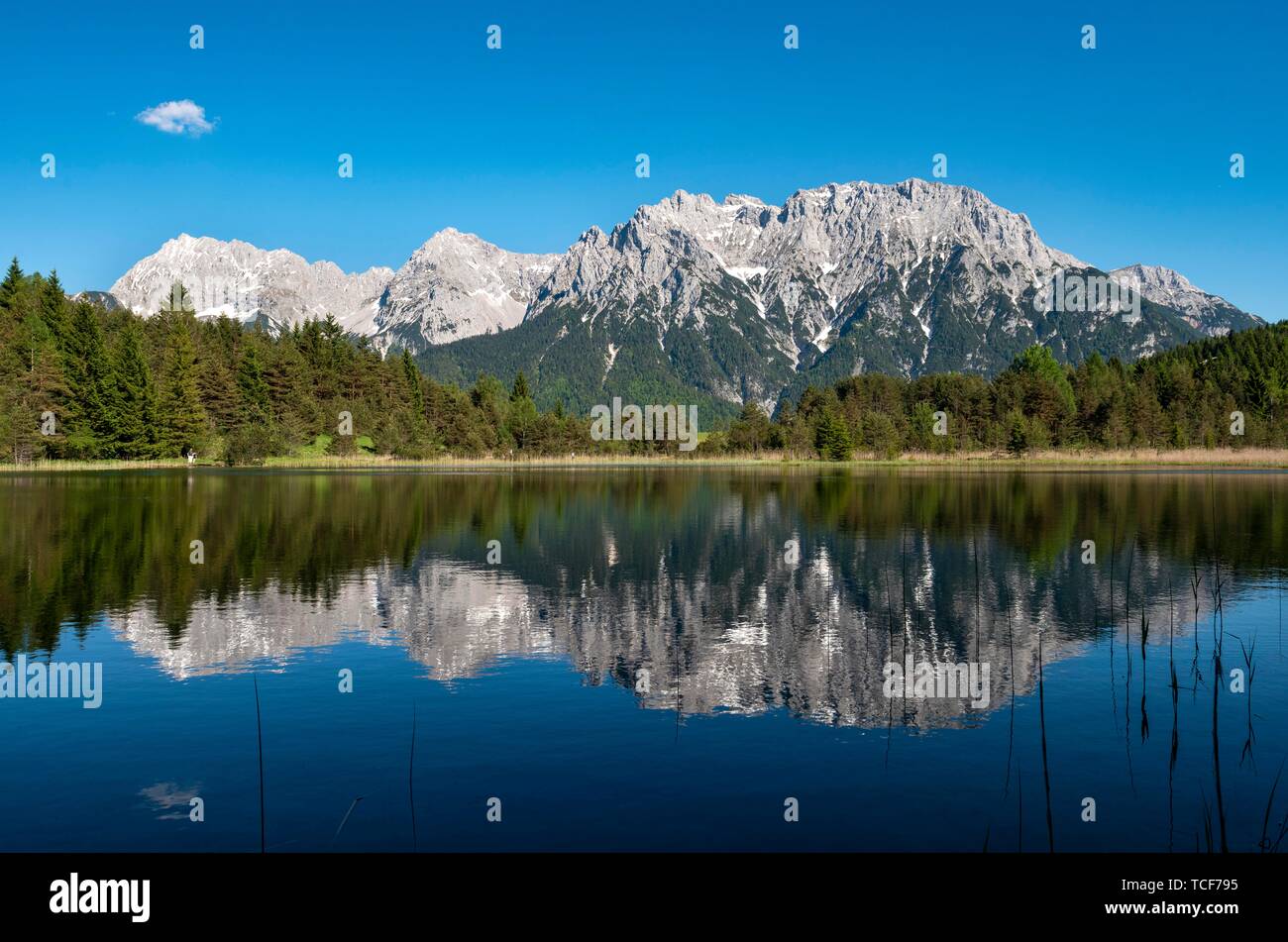 Western Karwendelspitze è riflessa nel lago Luttensee, montagne Karwendel, Mittenwald, Baviera, Germania, Europa Foto Stock