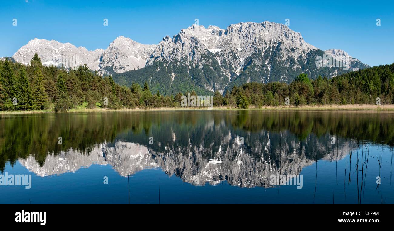 Western Karwendelspitze è riflessa nel lago Luttensee, montagne Karwendel, Mittenwald, Baviera, Germania, Europa Foto Stock