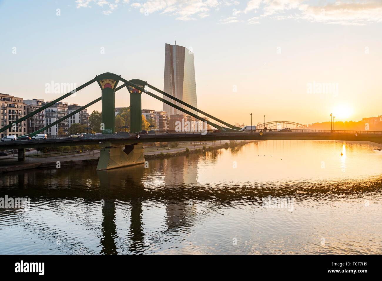 Banca centrale europea BCE con ponte raft, sunrise, Frankfurt am Main, Hesse, Germania, Europa Foto Stock