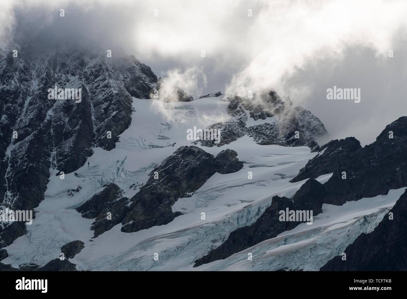 Nuvole sopra ghiacciai con neve, ghiaccio e rocce, Mt. Shuksan, Mount Baker-Snoqualmie Foresta Nazionale, Washington, USA, America del Nord Foto Stock