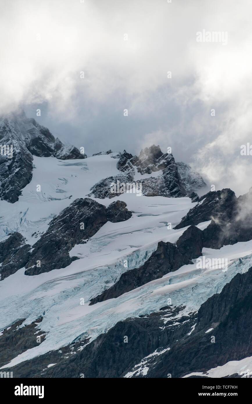 Nuvole sopra ghiacciai con neve, ghiaccio e rocce, Mt. Shuksan, Mount Baker-Snoqualmie Foresta Nazionale, Washington, USA, America del Nord Foto Stock