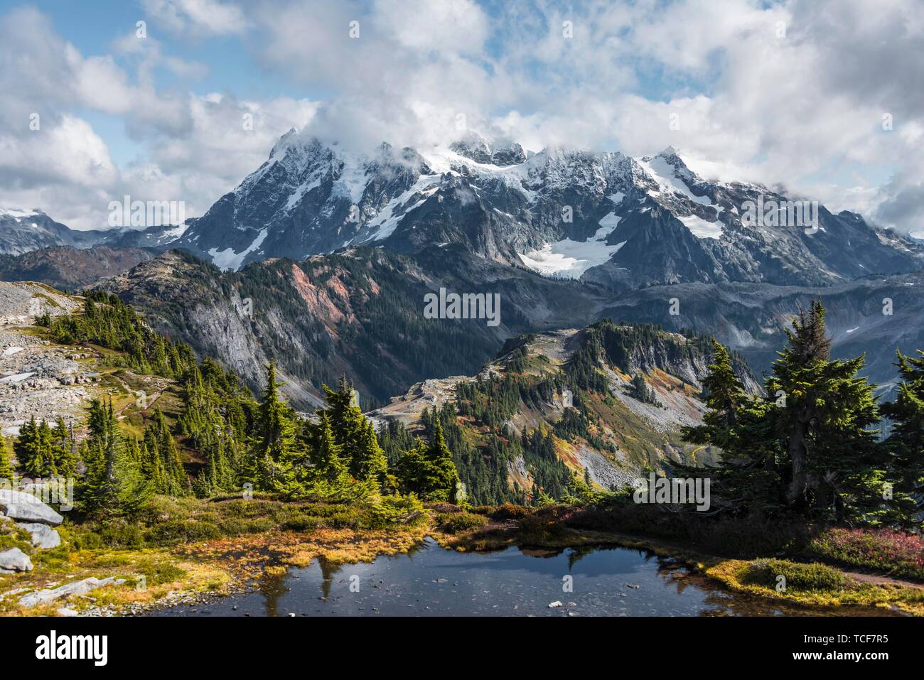 Vista dalla montagna del piano portapaziente sul piccolo lago di montagna e Mt. Shuksan, Mount Baker-Snoqualmie Foresta Nazionale, Washington, USA, America del Nord Foto Stock