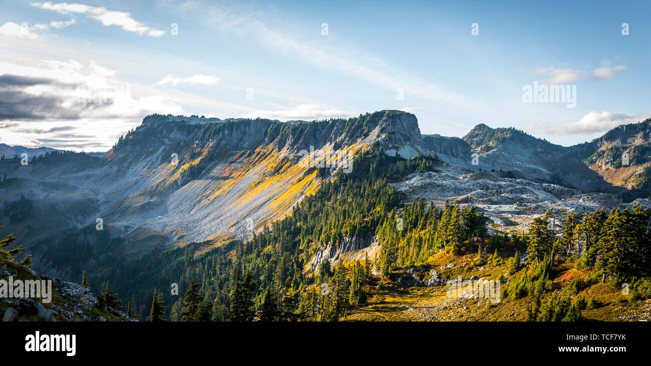 Paesaggio di montagna in autunno, il piano portapaziente Mountain, Mount Baker-Snoqualmie Foresta Nazionale, Washington, USA, America del Nord Foto Stock