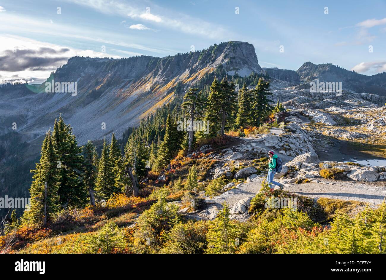 Escursionista femmina sul sentiero escursionistico a Artist Point, il paesaggio di montagna in autunno, il piano portapaziente montagna nel retro, Mount Baker-Snoqualmie foresta nazionale, è stato Foto Stock