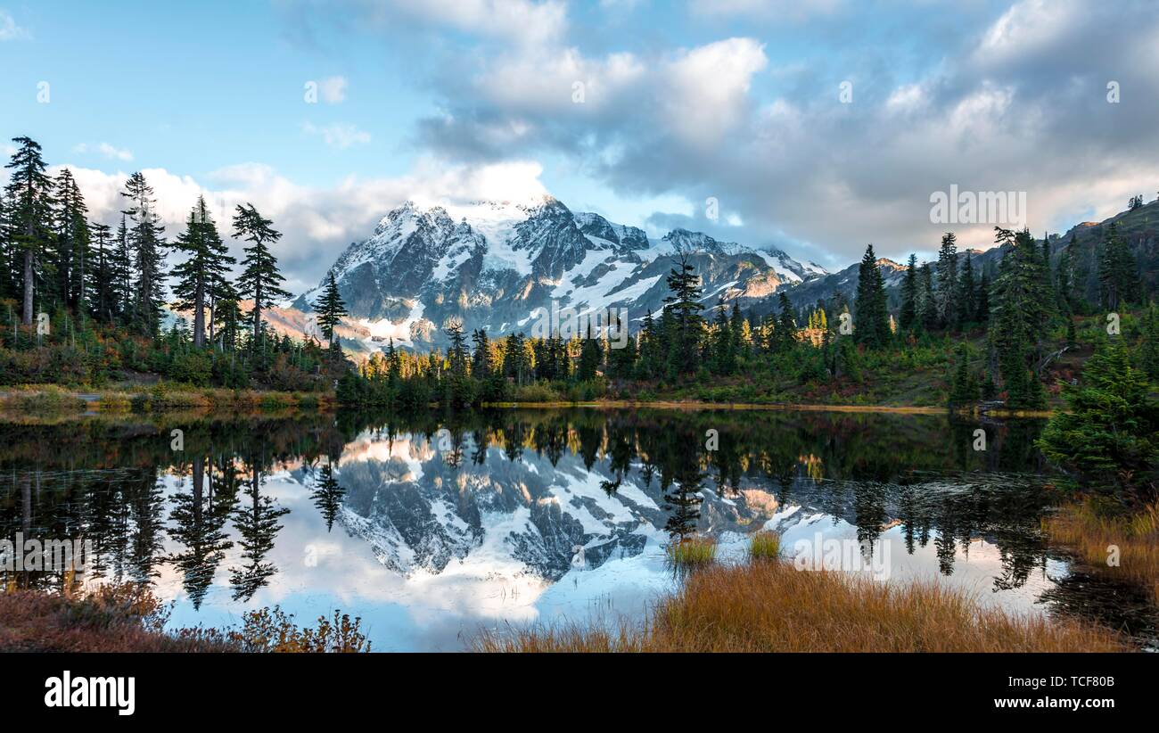 Mt. Shuksan ghiacciaio con neve con la riflessione in Foto Lago e boscoso paesaggio di montagna, Mt. Baker-Snoqualmie Foresta Nazionale, Washington, Stati Uniti d'America, né Foto Stock