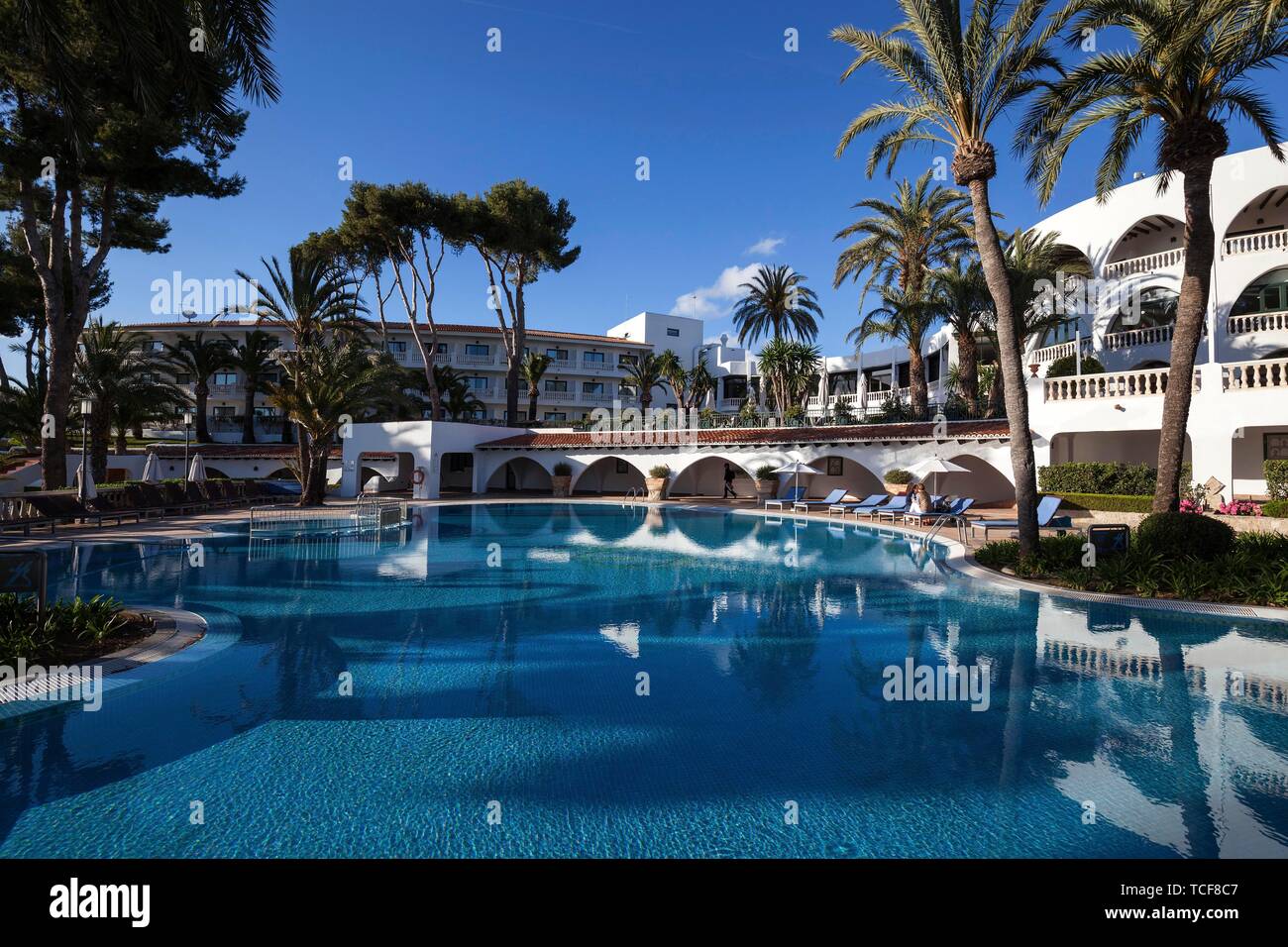 La piscina e la zona per prendere il sole, posteriore edificio principale Maritim Hotel Galatzo, Paguera o Peguera, Maiorca, isole Baleari, Spagna, Europa Foto Stock