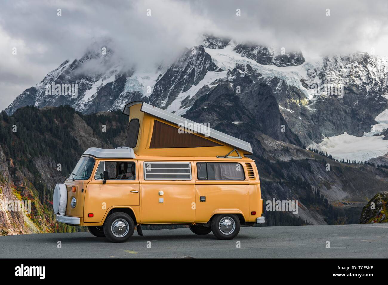 Il vecchio bus VW T2 con tetto aperto, oldtimer, campeggio auto nella parte anteriore del paesaggio di montagna, Mt Shuksan, Artist Point, Washington, USA, America del Nord Foto Stock