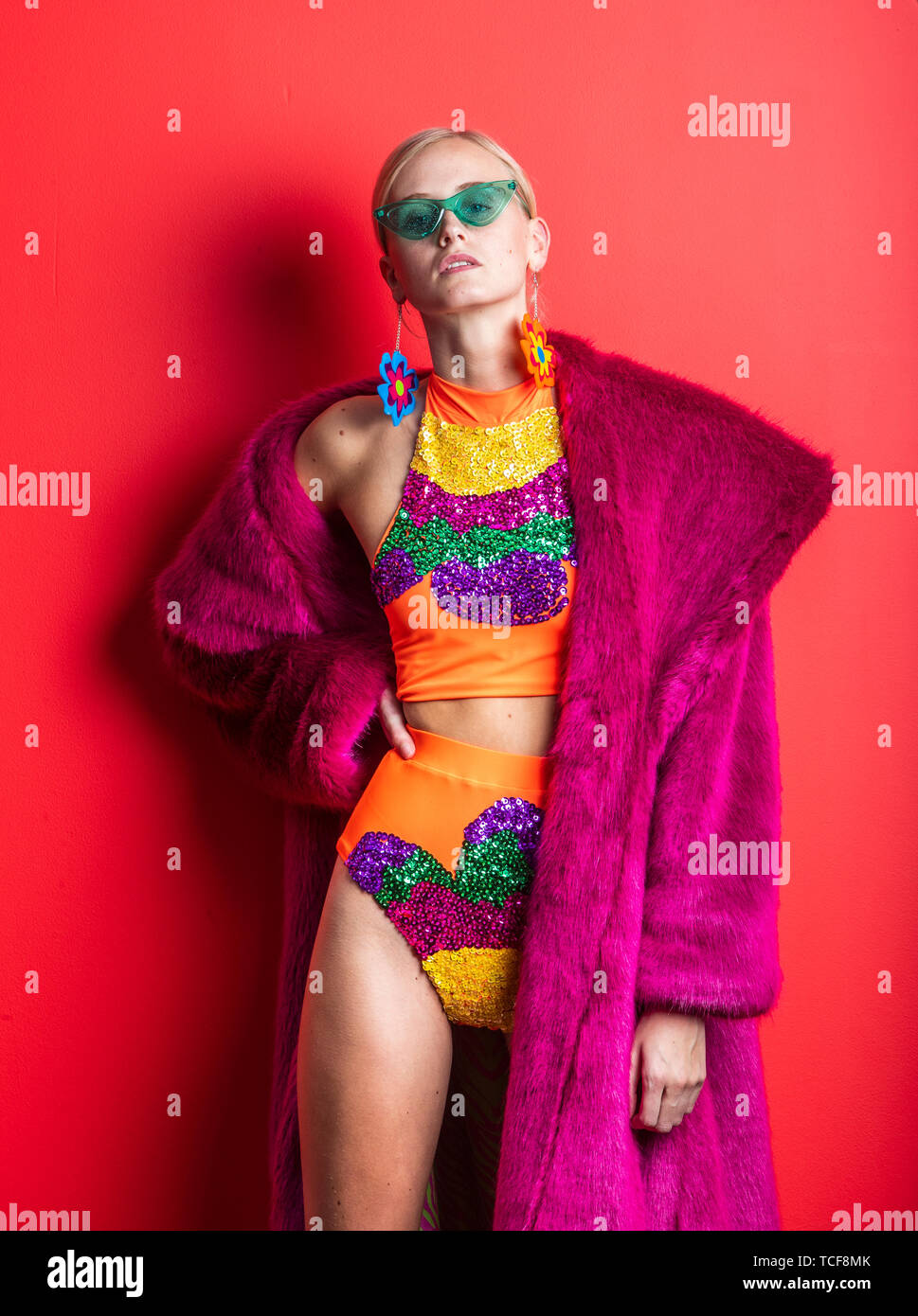 Robyn Cadman modelli un design da fare ogni giorno una festa collezione dallo stilista di moda Laura-Shannon Harding, precedendo la Leeds Arts University Graduate fashion show. Foto Stock