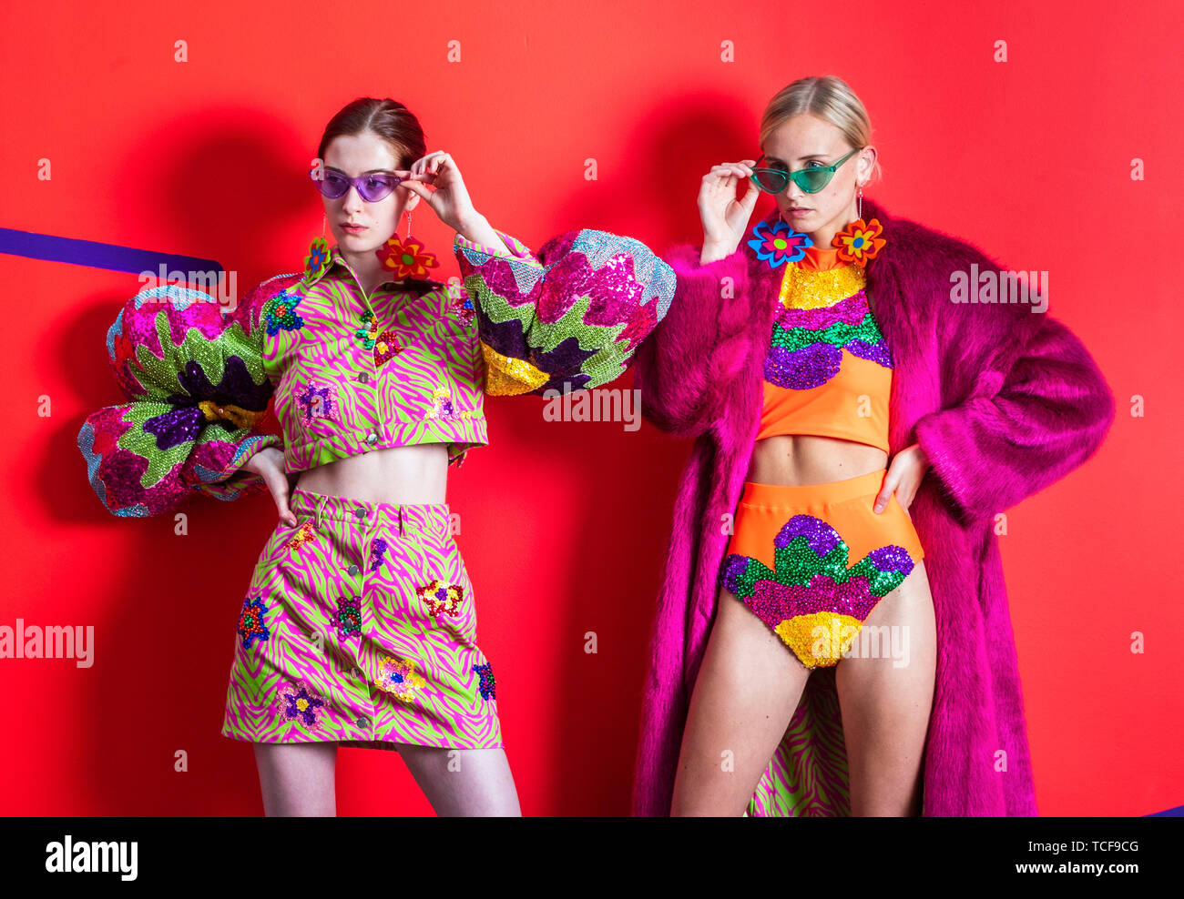 Modelli Emmie Brookes (sinistra) e Robyn Cadman (destra) modello progetta di fare ogni giorno una festa collezione dallo stilista di moda Laura-Shannon Harding, precedendo la Leeds Arts University Graduate fashion show. Foto Stock