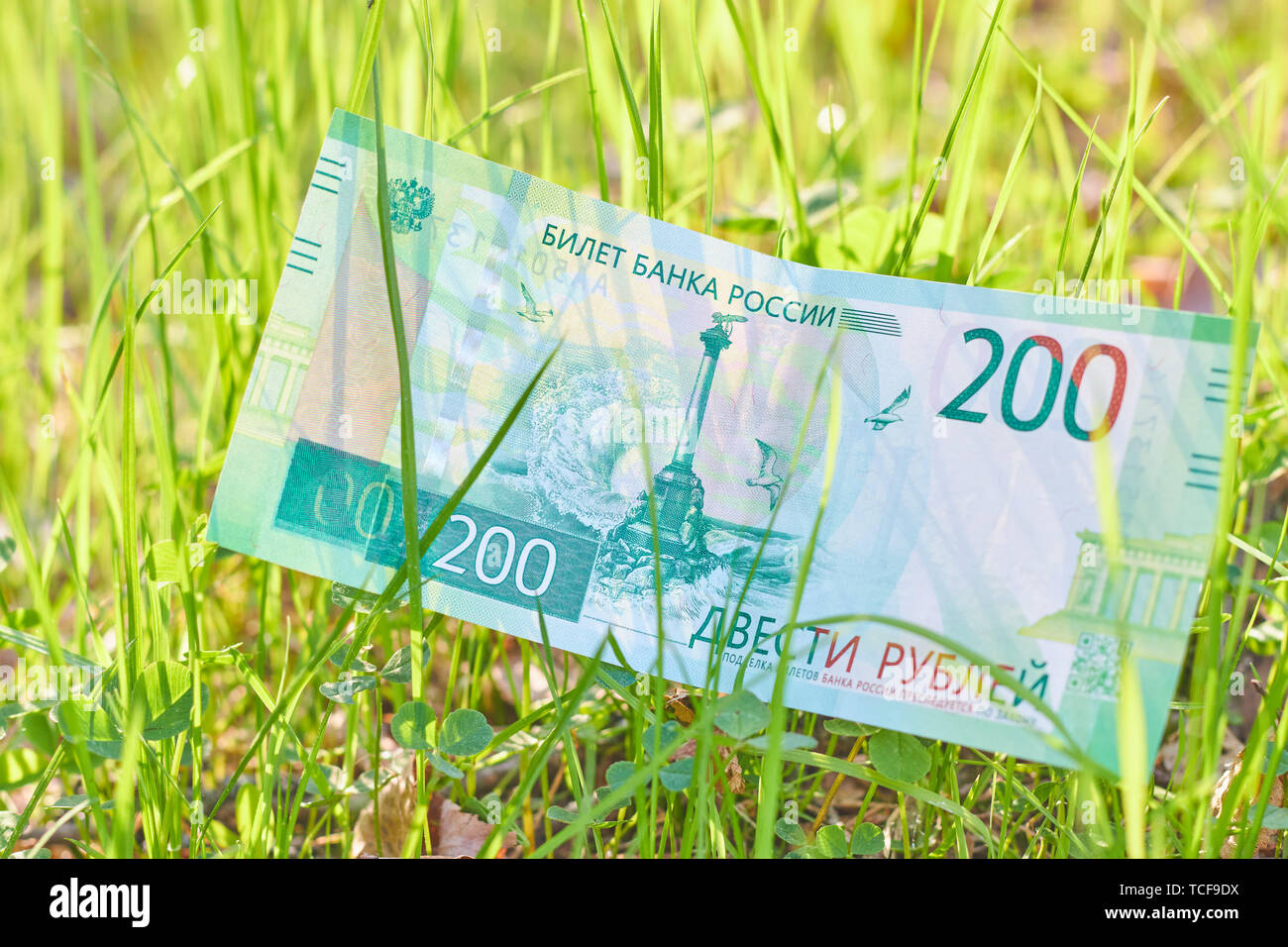 Nuova banconota russa duecento rubli. Carta Cash di denaro verde. Sfondo Boke Foto Stock