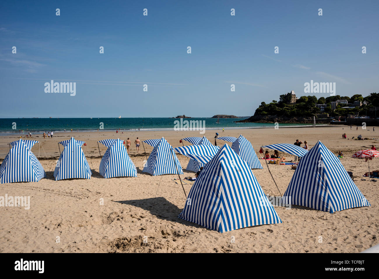 Blu e bianca a strisce ombrelloni sulla spiaggia, Plage de l'Ecluse, Dinard, Brittany, Francia Foto Stock