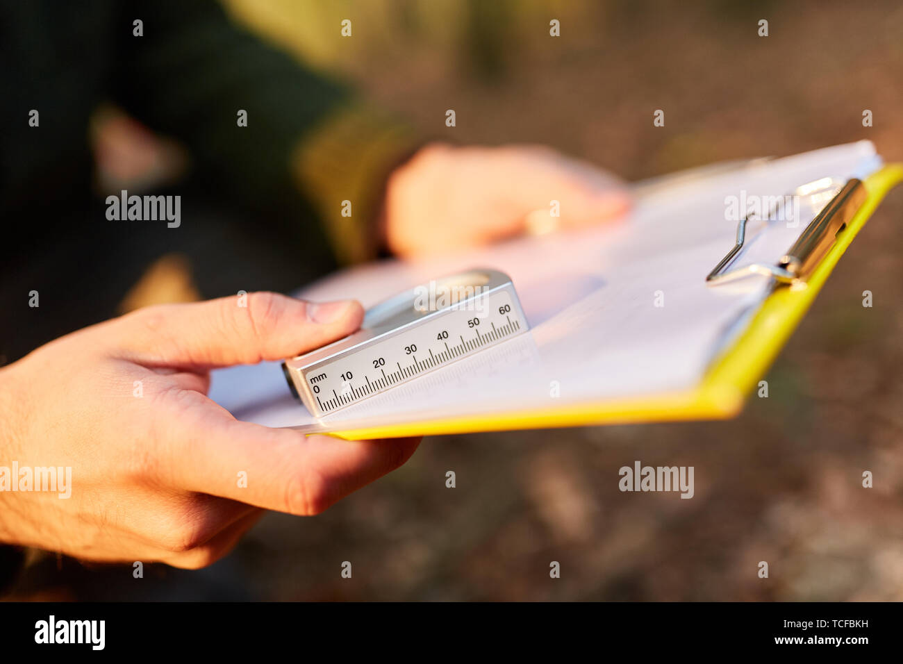 Strumento di misura per determinare l'altezza degli alberi e lista di  controllo del guardaboschi Foto stock - Alamy