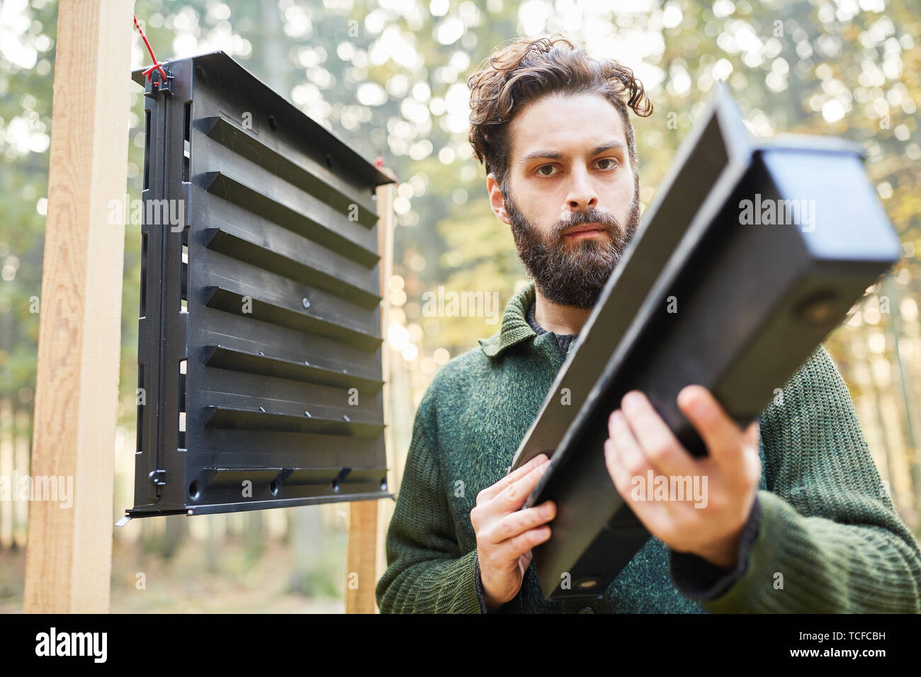 Forester controlla un bostrico trappola nella foresta come pest control Foto Stock