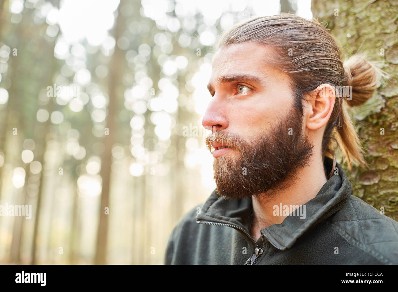 Giovani forester o forestazione in formazione nella foresta o distretto forestale Foto Stock