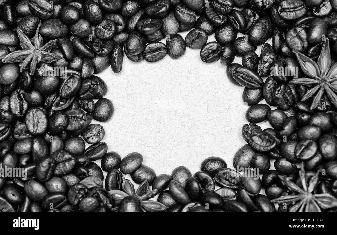 Caffè per ispirazione e carica di energia. Texture e concetto di sfondo. Coffee shop o negozio. Il grado di tostatura i chicchi di caffè. Freschi chicchi di caffè tostati. Bevanda con caffeina e spezie. Foto Stock