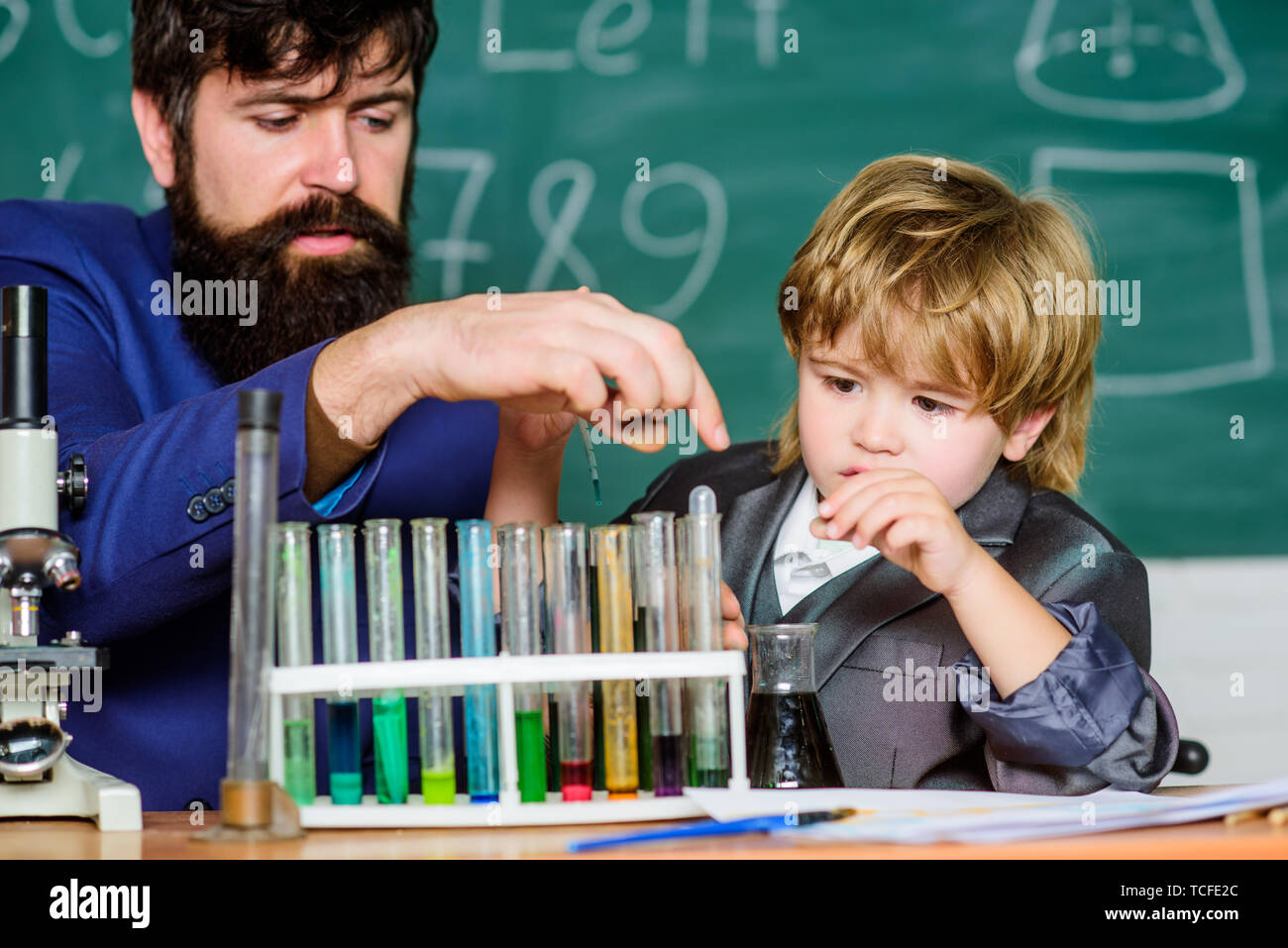 Esempio personale e di ispirazione. Lo studio è interessante. Studio attività educative attraverso l'esperienza. Io amo studio nella scuola. Insegnante e ragazzo in laboratorio chimico. Studio di chimica e biologia. Foto Stock