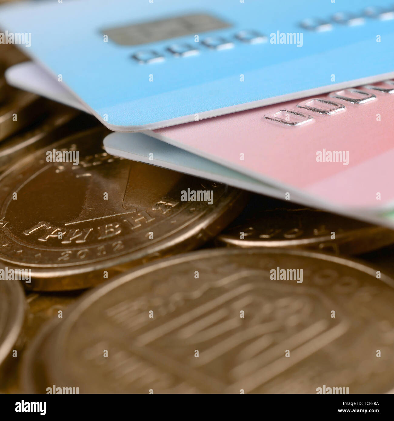Denaro ucraino monete e colorate le carte di credito più da vicino. Cambio dell'Ucraina. Saldo del denaro e online banking concetto. Global wireless banking ope Foto Stock