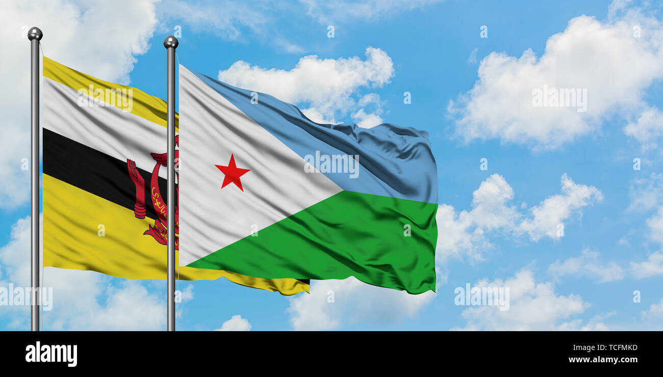 Il Brunei e Gibuti bandiera sventolare nel vento contro bianco torbido cielo blu insieme. Concetto di Diplomazia e relazioni internazionali. Foto Stock