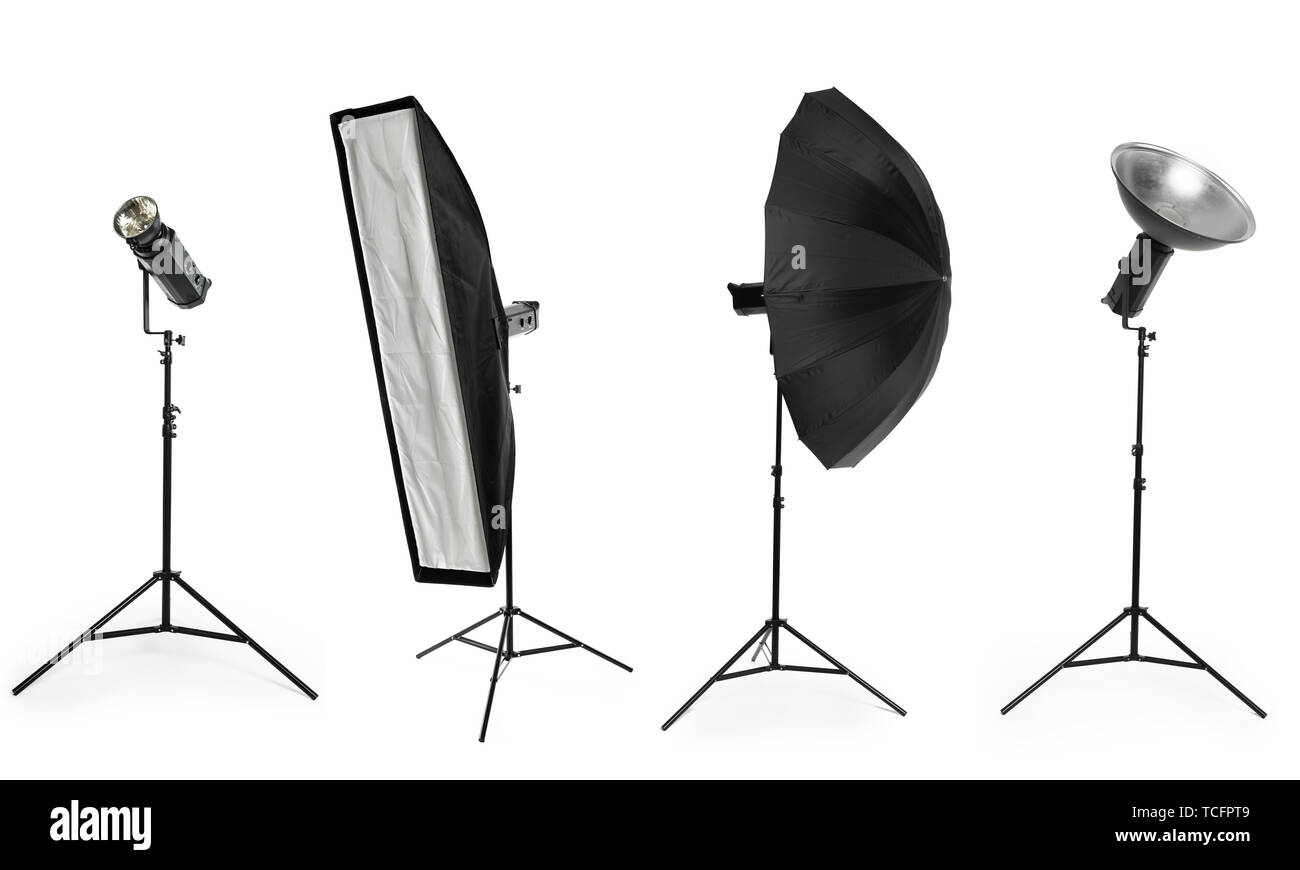 Studio fotografico di apparecchiature di illuminazione isolato su bianco Foto Stock