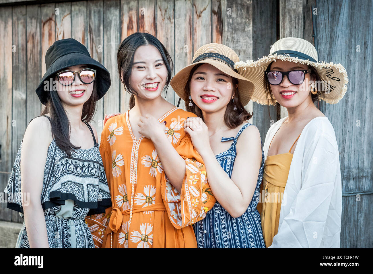 Un gruppo di giovani amici asiatici in vacanza le visite turistiche a Tha Pae Gate Chiang Mai Thailandia. Foto Stock