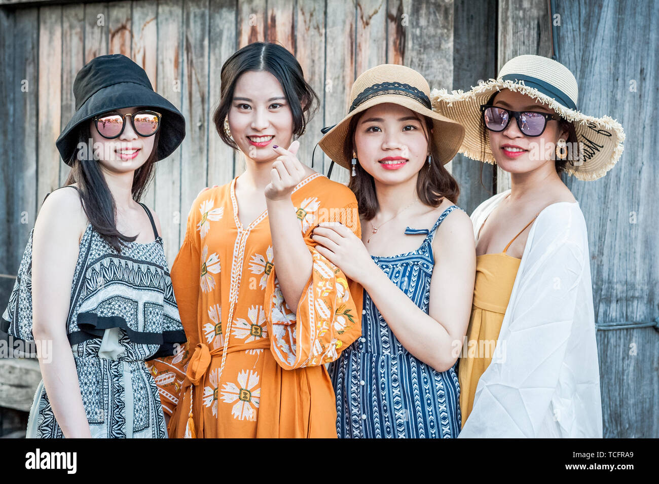 Un gruppo di giovani amici asiatici in vacanza le visite turistiche a Tha Pae Gate Chiang Mai Thailandia. Foto Stock