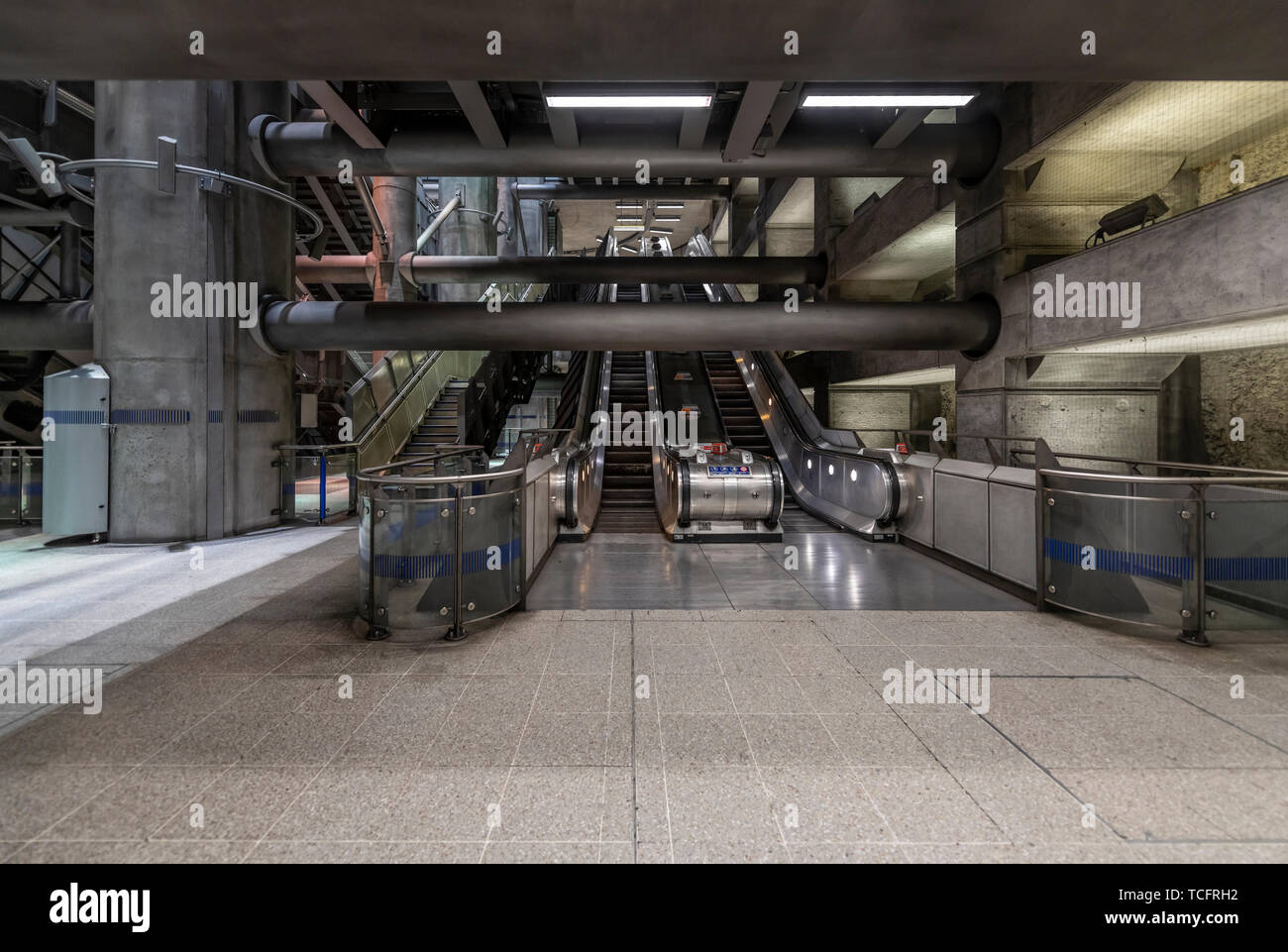 London Westminster della metropolitana stazione. Progettato da Michael Hopkins di Hopkins Architects. Completato nel 1999. Foto Stock