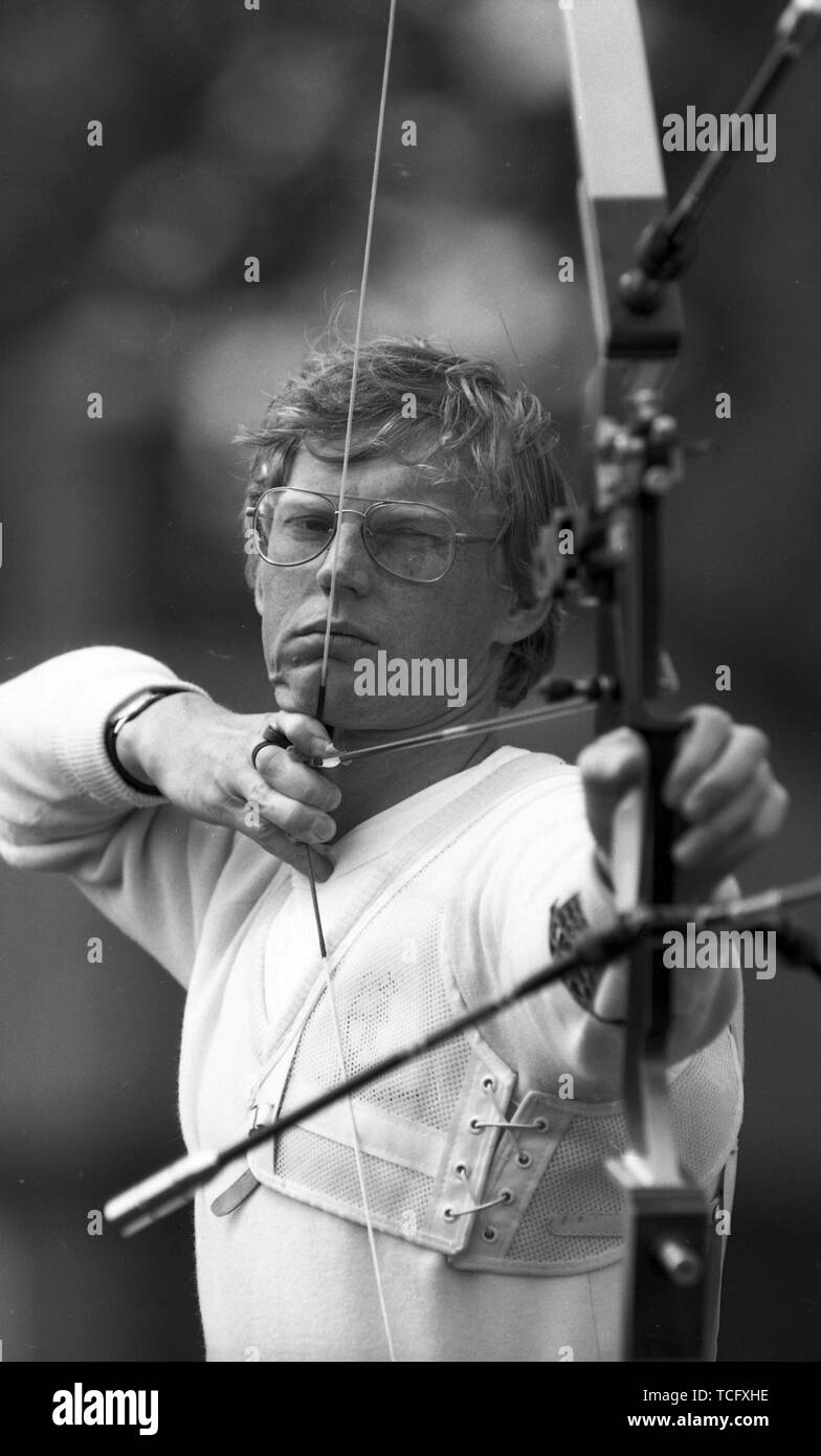 Tiro con l'arco a Lilleshall 1990 maschio archer prendendo obiettivo Foto di Tony Henshaw Foto Stock